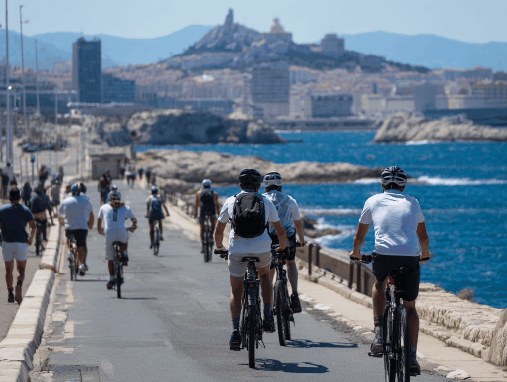 Des cyclistes bord de mer à Marseille